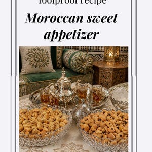 Peut inclure: Un apéritif sucré marocain est présenté dans des bols en cristal, avec un service à thé et des verres en argent. L'image comprend le texte "recette facile, authentique et infaillible."