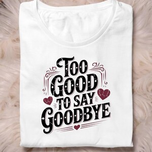 以下が含まれることがあります： 「Too Good To Say Goodbye」の文字が黒とバーガンディ色でプリントされた白いTシャツ。デザインには装飾的な要素とハートのグラフィックが含まれており、ロマンチックで感傷的な雰囲気を作り出しています。
