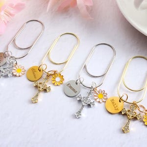 Personligt graverat mini-gem med metallkors och prästkrageberlock, kalendertillbehör