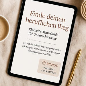 Könnte beinhalten: Ein digitales Tablet zeigt Text auf Deutsch: "Finde deinen beruflichen Weg" (Finde deinen Karriereweg). Der Bildschirm zeigt auch "Klarheits-Mini-Guide für Unentschlossene" (Klarheits-Mini-Guide für Unentschlossene). Ein goldener Stift liegt auf einer beigen Oberfläche.