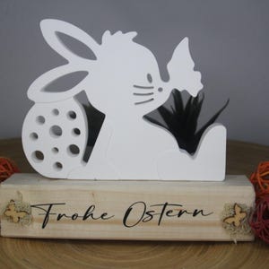 Hase auf Holzsockel