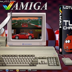 Puede incluir: Una configuración de computadora Amiga con un monitor que muestra un juego de carreras, un joystick y una caja de juego Lotus Esprit Turbo Challenge. La imagen tiene un tema de juego retro con un personaje de dibujos animados y un disquete.