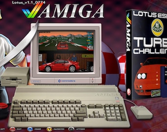 Può includere: Un'impostazione del computer Amiga con un monitor che mostra un gioco di corse, un joystick e una scatola di gioco Lotus Esprit Turbo Challenge. L'immagine ha un tema di gioco retrò con un personaggio dei cartoni animati e un floppy disk.