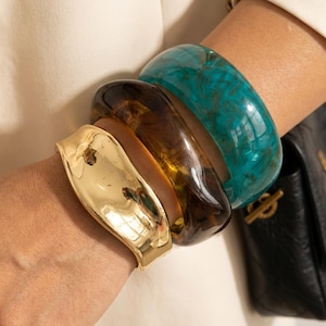 Conjunto de pulseiras statement, pulseira grossa de acrílico, conjunto de pulseiras de acrílico, pulseira rígida dourada, pulseiras de acrílico empilháveis, pulseira estilo retrô