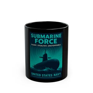 Può includere: Tazza in ceramica nera con un design a tema marina. Il design include un'illustrazione di sottomarino nei toni del blu e del verde acqua, con le parole "SUBMARINE FORCE" e "UNITED STATES NAVY". La tazza ha anche le frasi "SILENT. STEALTHY. UNSTOPPABLE."