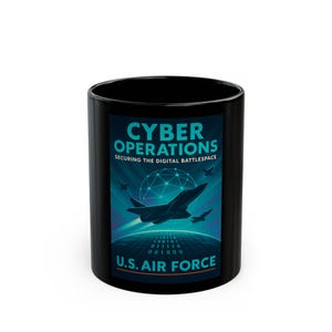 Op de afbeelding: Zwarte keramische mok met een ontwerp gerelateerd aan cyberoperaties. Het ontwerp bevat een straalvliegtuig, binaire code en de tekst "CYBER OPERATIONS SECURING THE DIGITAL BATTLESPACE" en "U.S. AIR FORCE".