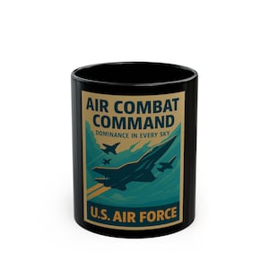 Op de afbeelding: Zwarte keramische mok met een vintage-stijl grafiek voor het Air Combat Command van de US Air Force. Het ontwerp bevat een silhouet van een straaljager, de tekst "Dominance in Every Sky" en het logo van de US Air Force.