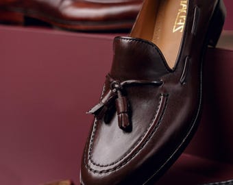 Mocassini in pelle con nappine, realizzati a mano – Classiche scarpe eleganti marroni, lavorazione artigianale su misura.