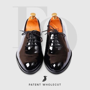 Scarpe eleganti classiche stringate Oxford da uomo, realizzate a mano in pelle verniciata nera.