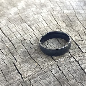 Simple Black 6mm Wedding Band - Unisex Men or Women&#39;s Stainless Steel Ring Size 8