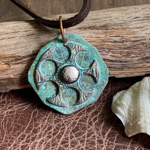Pendentif en cuivre vert patiné vert-de-gris sur un collier réglable en cuir végétalien / Mélange de métaux Laiton, cuivre et argent sterling - Viking moderne