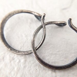 Petites créoles en argent sterling - 18 g, bijoux rustiques minimalistes unisexes de tous les jours pour homme ou femme - Vendus par paire ou à l'unité 1 cm - 1,5 cm