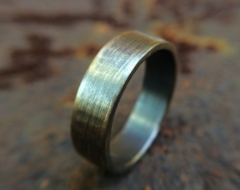 Anillo de boda de latón dorado de 6 mm con acabado rústico en gris plomo cepillado - Anillo de latón grueso y robusto - Joyería unisex forjada a mano para hombre o mujer