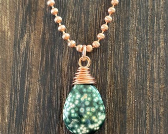 Colgante de lágrima de jaspe oceánico con engaste de alambre de cobre crudo y cadena de bolitas de 50 cm (20") - Elige la piedra - Regalo de joyería minimalista y único para el 7.º aniversario