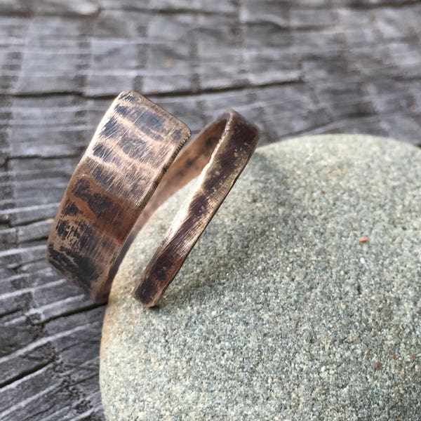 Bague en bronze celtique simple - bande en or rustique minimaliste - bijoux du 8e anniversaire unisexe pour homme ou femme forgés à la main