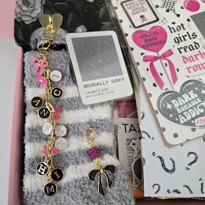 Blind Date with a Kindle Mystery Box | E-Reader Blind Date with A Book Box | Includes Insert, Magnetic Grip, Charm, Dust Plug and More! image 8