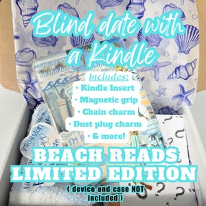 Peut inclure: Une boîte blanche contenant un kit de rendez-vous à l'aveugle sur le thème de la plage pour Kindle. Le kit comprend un insert Kindle, une poignée magnétique, un porte-clés et un charme de prise anti-poussière. Le texte dit "Blind date with a Kindle".