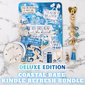 Peut inclure: Un skin pour Kindle rectangulaire avec des graphismes sur le thème de la plage en bleu et blanc, le texte "Hot Girls Read at the Beach", un autocollant circulaire "beach vibes", un porte-clés doré avec des breloques marines et une fiole en verre.