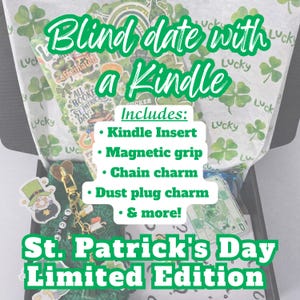 Peut inclure: Coffret cadeau sur le thème de la Saint-Patrick, intitulé "Blind date with a Kindle". La boîte comprend un insert Kindle, une poignée magnétique, un porte-clés, un bouchon anti-poussière et plus encore. Décoré de trèfles et du texte "St. Patrick's Day Limited Edition".