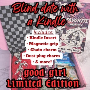 Peut inclure: Une boîte rose avec le texte "Blind date with a Kindle" et "good girl Limited Edition". La boîte comprend un insert Kindle, une poignée magnétique, un charme de chaîne, un charme de prise anti-poussière, et plus encore. La boîte est doublée de papier à carreaux noir et blanc.