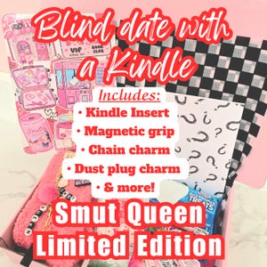 Peut inclure: Une boîte cadeau rose avec l'inscription "Blind date with a Kindle" et "Smut Queen Limited Edition". La boîte contient un insert Kindle, une poignée magnétique, un porte-clés et un bouchon anti-poussière. D'autres articles sont visibles.