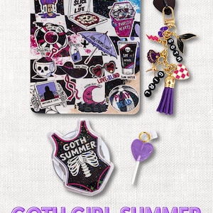 Peut inclure: Un kit de rafraîchissement deluxe Goth Girl Summer comprenant une planche d'autocollants rectangulaire avec des illustrations estivales sombres, un porte-clés doré avec des perles noires épelant GOTH GIRL, un support de téléphone et un cœur violet.