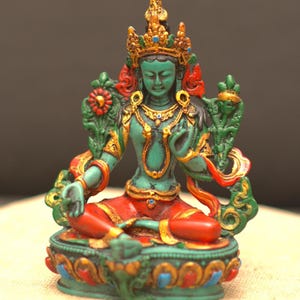 Estatua de Tara Verde pintada a mano / Escultura de resina de la diosa budista de Nepal. Artículo de regalo religioso budista.