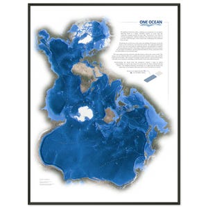 Puede incluir: Un póster enmarcado titulado "ONE OCEAN" que representa un océano azul profundo con masas terrestres en tonos marrones y blancos. El mapa muestra el fondo marino y los continentes, con texto descriptivo. El póster está enmarcado en un marco negro.