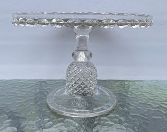 Soporte para pasteles antiguo de cristal EAPG Ripley Pavonia con tallo de piña.