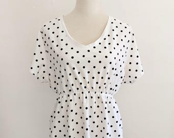 アップサイクルされた水玉模様のTシャツ、手作りのリメイク服、白黒、一点もののファッション、ユニークな夏の装い、エレガントなトップス