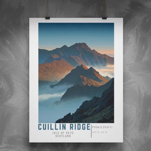 Puede incluir: Un póster con la cordillera Cuillin Ridge en la isla de Skye, Escocia. La obra de arte muestra una cordillera con cielo azul y nubes. La altura es de 992 m. El póster está suspendido por una pinza.