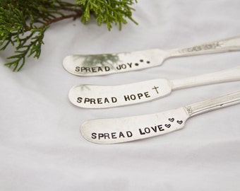 Spread Love, Spread Hope, Spread Joy - Custom Hand Stamped Butter Knife - Vintage Gift - Vacaciones, anfitriona, regalo, accesorios de cocina