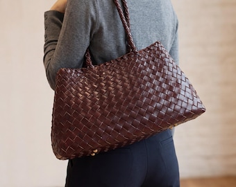Bolso tote grande de piel tejida con asas trenzadas.