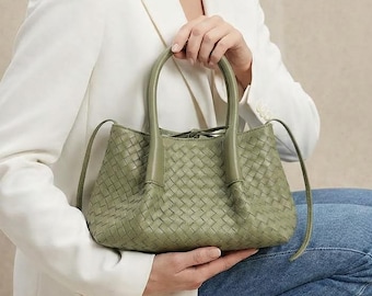 Bolso pequeño de piel auténtica tejida con correa cruzada.