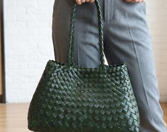 Bolso tote de piel tejida color verde oliva con asas trenzadas.