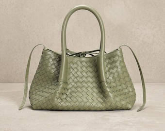 Bolso de mano de piel auténtica tejida en color verde salvia con asas superiores.
