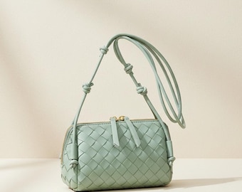 Bolso bandolera de piel auténtica tejida en color verde menta, con correa de nudo trenzado.