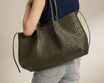 Bolso tote grande de piel tejida en marrón y verde oliva.