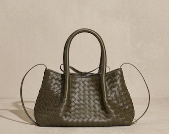 Bolso de mano de piel tejida color verde oliva con asas superiores.