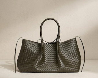 Bolso tote grande de piel auténtica tejida en color verde oliva con asa superior.