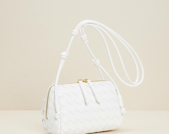 Bolso bandolera blanco de piel auténtica tejida, con correa de nudo trenzado.