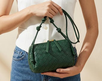 Bolso bandolera pequeño de piel trenzada con correa de hombro anudada.