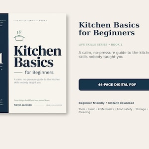 Op de afbeelding: Een 44-pagina tellende digitale PDF getiteld Kitchen Basics for Beginners, boek 1 van de Life Skills Series door Kevin Jackson. De cover heeft een donkerblauwe rug, een crèmekleurige achtergrond, een pan-icoon en de ondertitel A calm, no-pressure guide.