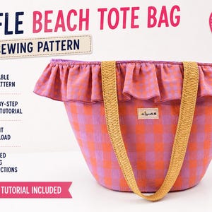 Op de afbeelding: Een draagtas met een paars en oranje ruitpatroon, voorzien van een geruffelde bovenrand en twee beige gevlochten hengsels. De afbeelding bevat de tekst: RUFFLE BEACH TOTE BAG, PDF SEWING PATTERN, BEGINNER FRIENDLY, PRINTABLE PDF PATTERN, VIDEO TUTORIAL INCLUDED.