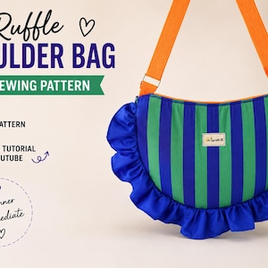 Puede incluir: Un bolso de hombro en forma de media luna con rayas verticales azules y verdes, un borde con volantes azules en la parte inferior y una correa naranja. El texto en la imagen dice: Ruffle Shoulder Bag, PDF Sewing Pattern, PDF Pattern, Video Tutorial On YouTube, Beginner Intermediate y Sita Pizpiretta.