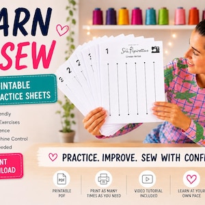 Può includere: Una persona tiene in mano una pila di fogli bianchi per esercitarsi a cucire. I fogli hanno linee numerate per esercitarsi. L'immagine include il testo "Learn to Sew" e "25 Printable Practice Sheets".
