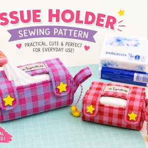 Puede incluir: Un patrón de costura para un porta pañuelos rectangular con diseño de tela de cuadros vichy en rosa y morado o rojo y rosa. El soporte incluye detalles de estrellas amarillas, pequeños dijes de pato amarillo y una abertura central.