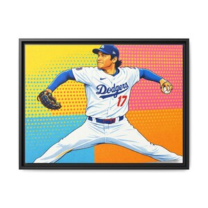 Puede incluir: Impresión en lienzo de estilo pop art de un lanzador de béisbol con el uniforme de los Dodgers, número 17. La obra presenta un fondo vibrante de amarillo, naranja y rosa con un marco negro. El lanzador está en pleno lanzamiento, con una pelota de béisbol en la mano.