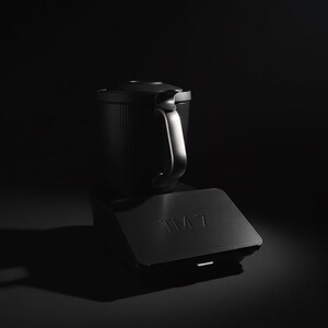 Pode incluir: Uma cafeteira preta com uma al&ccedil;a e uma base. A cafeteira tem um corpo cil&iacute;ndrico com ranhuras verticais. A base tem as letras "IM7" gravadas.