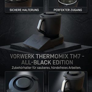 Pode incluir: Eletrodom&eacute;stico de cozinha preto Vorwerk Thermomix TM7 All-Black Edition com um design elegante e moderno. A imagem mostra as caracter&iacute;sticas do aparelho, incluindo um suporte seguro, acesso perfeito e acess&oacute;rios modulares. O texto diz "Vorwerk Thermomix TM7 - All-Black Edition".